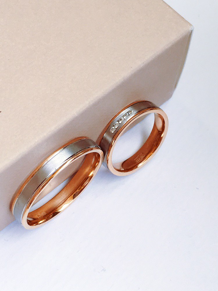 Кольцо обручальное из комбинированного золота